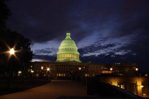 Photo de nuit du Capitol de Washington