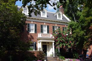 Photo d'une maison coloniale en briques