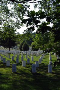 Photo d'alignement de pierres tombales au cimetière d'Arlington
