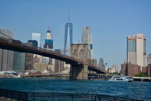 Le Pont de Brooklyn depuis le bord de la rivière