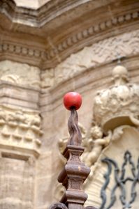 Pomme plantée en haut du portail de la cathédrale